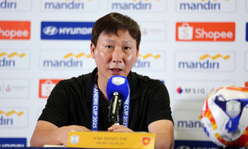 HLV Kim Sang-sik họp báo trước bán kết U23 Đông Nam Á 2025