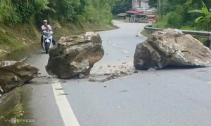 Landslide blocks national highway 217