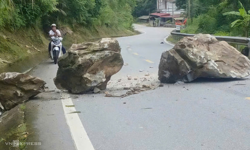 Landslide blocks national highway 217