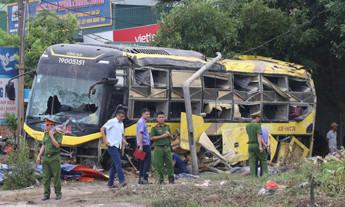 Bus crash kills 10 in Ha Tinh