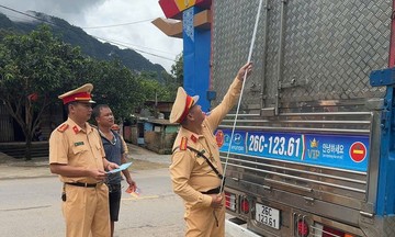 CSGT tổng kiểm tra, xử lý phương tiện kinh doanh vận tải