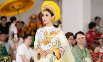 Hoa hậu, á hậu catwalk với áo dài đính kết