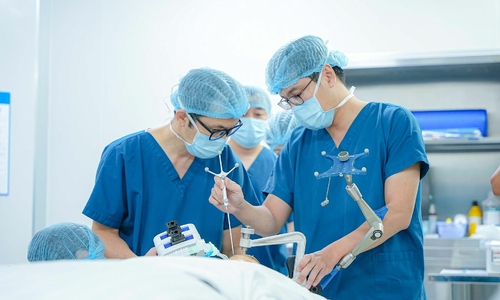 Phẫu thuật chặn hàng chục cơn động kinh mỗi ngày cho bé trai