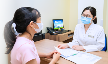 Bé gái thủng màng nhĩ do viêm tai giữa