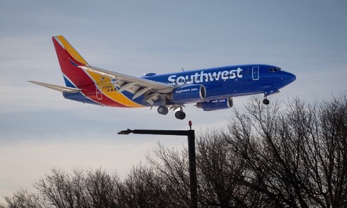 Flight attendants injured, passengers panic as plane makes sudden descent