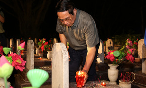 Prime minister honors fallen soldiers at Truong Son cemetery