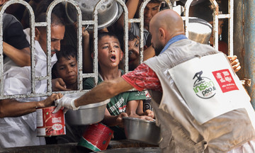Tình cảnh 'vật vờ như xác sống' vì đói ăn ở Gaza
