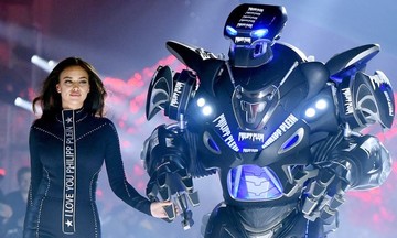 Khi robot biết catwalk