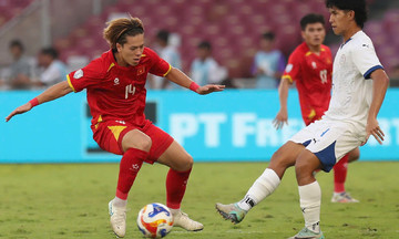 Tiền vệ U23 Việt Nam: 'Không thể hài lòng khi chưa vô địch'