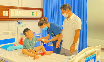 Hai anh em bị ôtô tông ở Dương Nội qua nguy kịch
