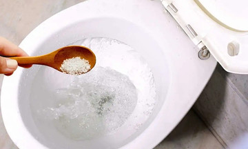Tại sao nên rắc muối vào bồn cầu?