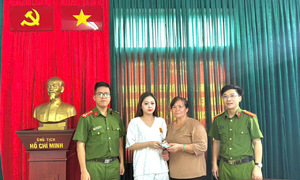 Woman returns 45 million VND she found