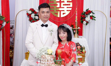 Chàng trai cưới cô gái khiếm thị sau ba lần gặp
