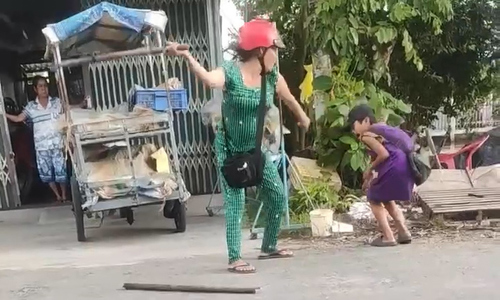 Bé trai bị cô ruột đánh đập dã man vì 'bán vé số ế'
