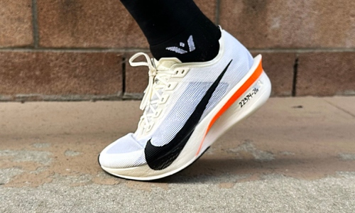 Siêu giày đua mới của Nike ưu việt thế nào so với thế hệ tiền nhiệm