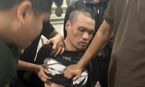 Hanoi man arrested with two guns after resisting arrest