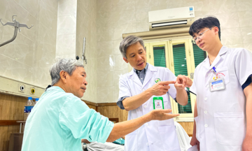 Mảnh đạn găm trong cánh tay người thương binh suốt nửa thế kỷ