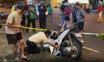 Ống nước rò rỉ làm xuất hiện 'hố tử thần' ở Hà Nội