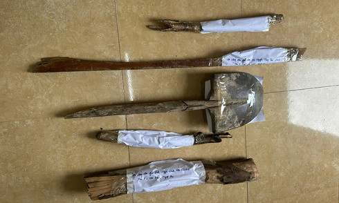 Six youths assault three strangers on the road