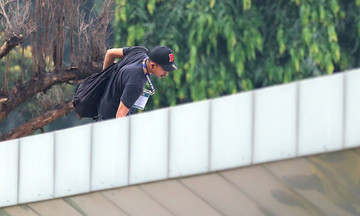 Uninvited spectator watches Vietnam's training session from stadium roof