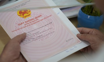 Không bán được nhà vì sổ đỏ ghi sai số CCCD, sửa thế nào?
