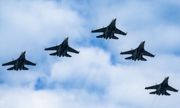 5 tiêm kích Su-30MK2 bay tạo hình chuẩn bị cho đại lễ A80