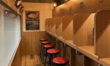 Lý do quán mì ramen xếp chỗ ngồi quay mặt vào tường