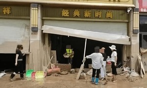 Gold shop swept away by floods, sparking a gold rush