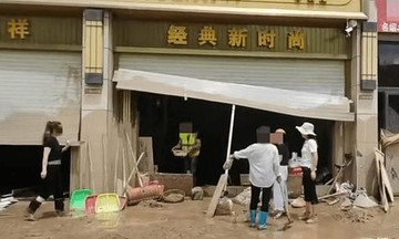 Tiệm vàng bị lũ cuốn, dân làng đổ xô đi tìm