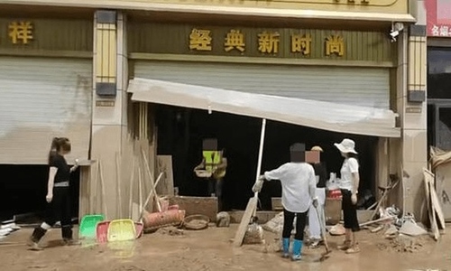 Tiệm vàng bị lũ cuốn, dân làng đổ xô đi tìm
