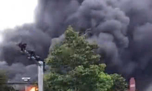 Major fire engulfs factory in Ho Chi Minh City residential area