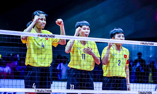 Why do sepak takraw players celebrate in front of their opponents?