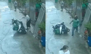 Cán bộ phường ở TP HCM bị kiểm điểm vì xô ngã xe shipper