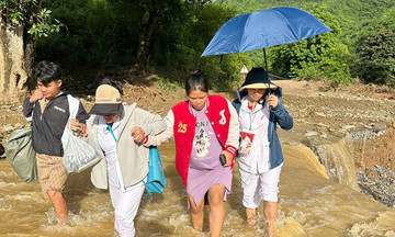 Hỗ trợ sản phụ sinh con bên đường sạt lở