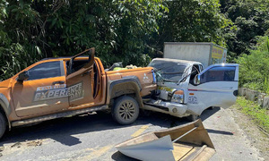 Aid convoy crash in Nghe An injures two