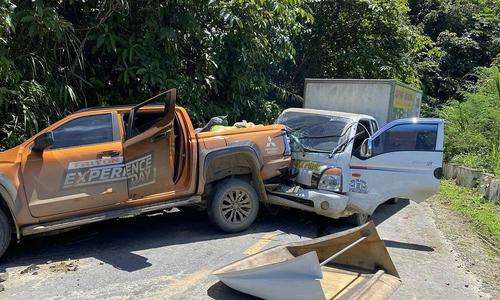 Ba ôtô gặp tai nạn liên hoàn khi đi cứu trợ