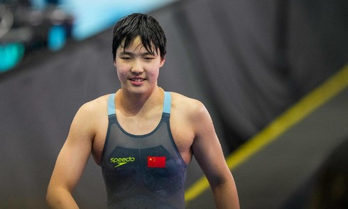 12-year-old Chinese swimmer makes a splash