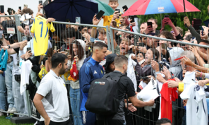 Ronaldo threatens to call police on bothering fans