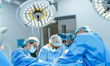 Bé gái bị ứ dịch màng trinh