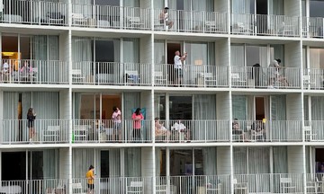 Nhiều du khách bị mắc kẹt ở Hawaii sau cảnh báo sóng thần
