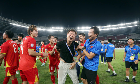 Coach Kim Sang-sik dropped during U23 celebration