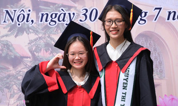 Lần đầu tiên 8 sinh viên tốt nghiệp xuất sắc Đại học Y Dược
