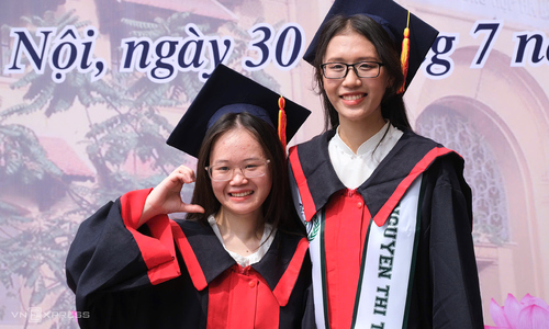 Lần đầu tiên 8 sinh viên tốt nghiệp xuất sắc Đại học Y Dược