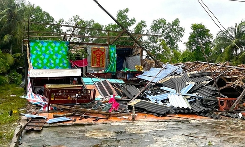 Giông lốc làm hư hỏng hàng chục căn nhà ở Cà Mau