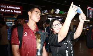 Thầy trò HLV Kim Sang-sik khoe Cup vô địch U23 Đông Nam Á
