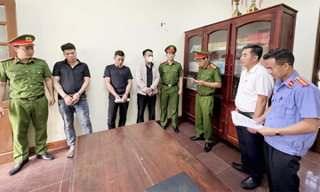 Xông vào phòng nha khoa, đánh người đang khám bệnh