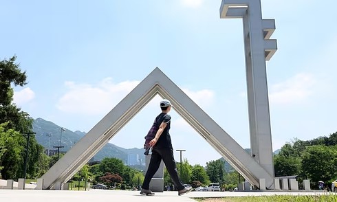 Prestigious university offers hiking scholarship