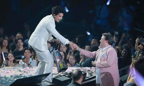 US ambassador attends 'hello brother' concert in Las Vegas