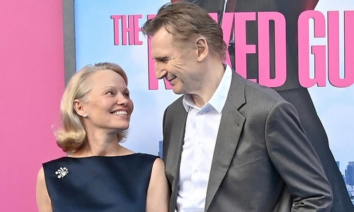Pamela Anderson hẹn hò Liam Neeson