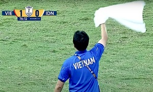 Vì sao trợ lý HLV U23 Việt Nam vẫy khăn trắng?